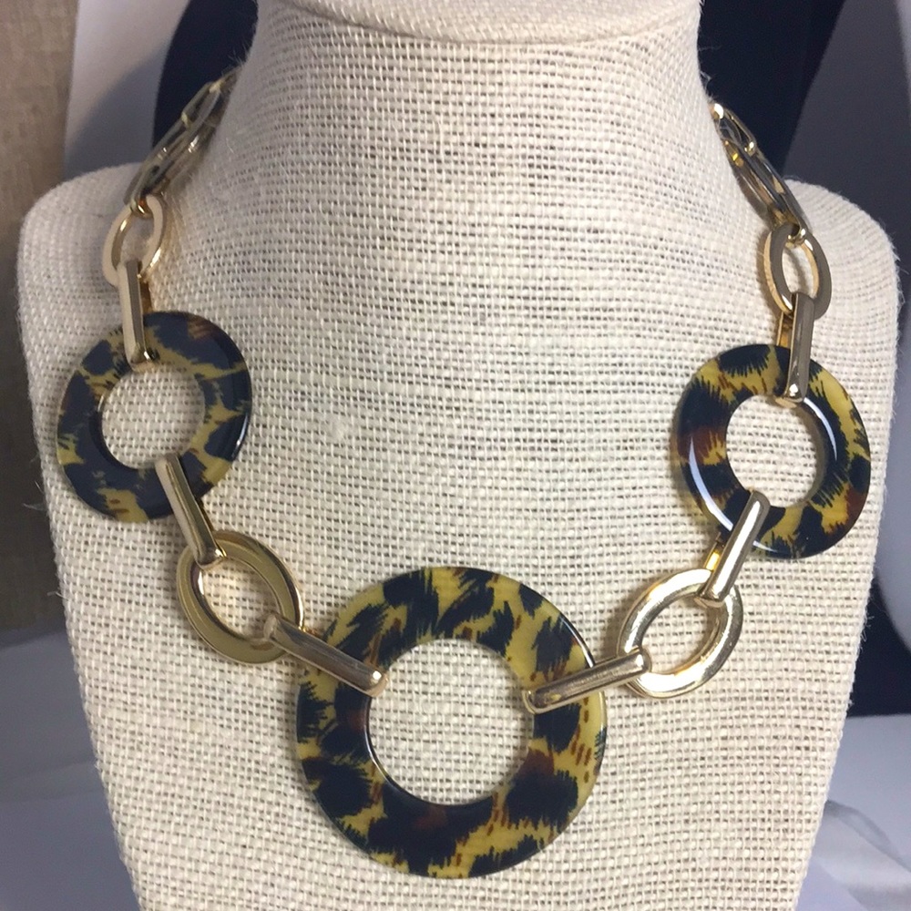 Nine West necklace gold tone links with tortoise